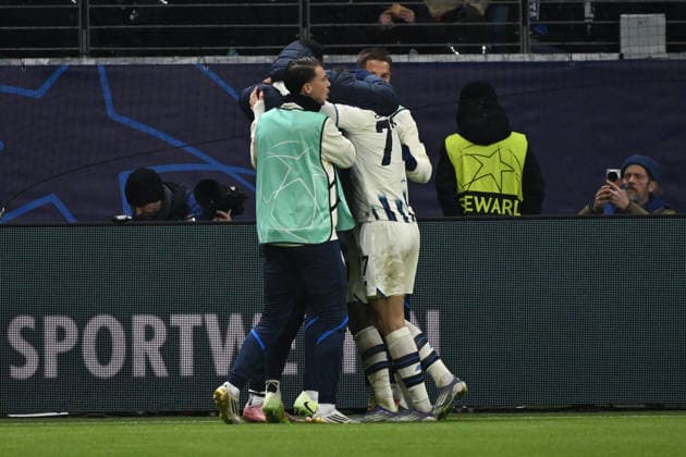 26 11 2025, xjhx, Football UEFA Champions League, Eintracht Frankfurt Atalanta Bergamo v l Torjubel nach dem Tor zum celebrating the goal celebrate 0 1 durch Ademola Lookman Atalanta Bergamo DFL DFB REGULATIONS PROHIBIT ANY USE OF PHOTOGRAPHS as IMAGE SEQUENCES and or QUASI VIDEO Frankfurt am Main