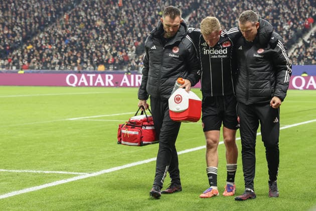 UEFA Champions League Eintracht Frankfurt Atalanta Bergamo on 26 11 2025 at Deutsche Bank Park in Frankfurt Jonathan Jonny Burkardt Frankfurt 9 Injured, injury, pain MH