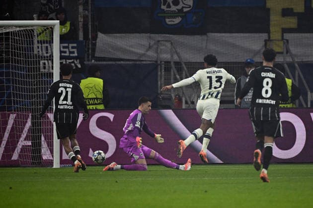 26 11 2025, xjhx, Fussball UEFA Champions League, Eintracht Frankfurt Atalanta Bergamo v l Ederson Atalanta Bergamo Torschuetze, erzielt das Tor, Treffer, scores the goal 0 2 Michael Zetterer Eintracht Frankfurt DFL DFB REGULATIONS PROHIBIT ANY USE OF PHOTOGRAPHS as IMAGE SEQUENCES and or QUASI VIDEO Frankfurt am Main