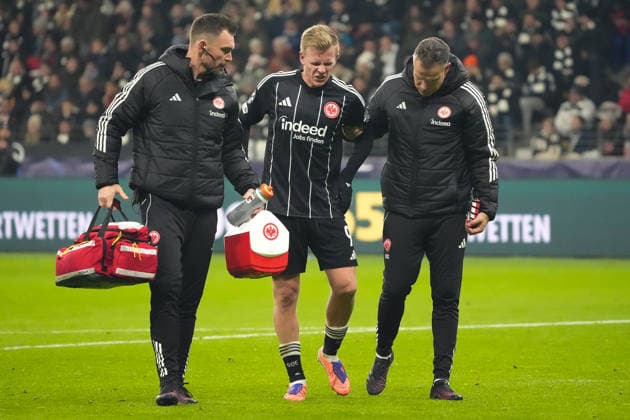 Jonathan Burkardt Eintracht Frankfurt, 09 is injured, is treated and substituted Frankfurt 26 11 2025 Eintracht Frankfurt vs Atalanta Bergamon, Deutsche Bank Park, Champions League matchday 5
