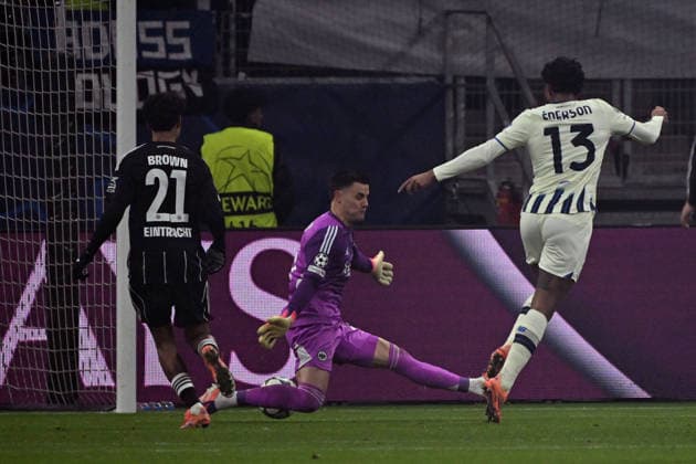 26 11 2025, xjhx, Fussball UEFA Champions League, Eintracht Frankfurt Atalanta Bergamo v l Ederson Atalanta Bergamo Torschuetze, erzielt das Tor, Treffer, scores the goal 0 2 Michael Zetterer Eintracht Frankfurt DFL DFB REGULATIONS PROHIBIT ANY USE OF PHOTOGRAPHS as IMAGE SEQUENCES and or QUASI VIDEO Frankfurt am Main