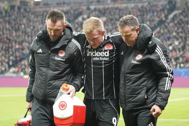 Jonathan Burkardt Eintracht Frankfurt, 09 is injured, is treated and substituted Frankfurt 26 11 2025 Eintracht Frankfurt vs Atalanta Bergamon, Deutsche Bank Park, Champions League matchday 5