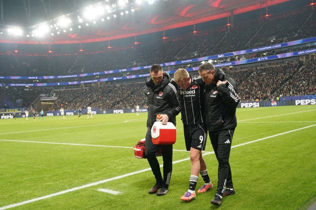 Jonathan Burkardt Eintracht Frankfurt, 09 is injured, is treated and substituted Frankfurt 26 11 2025 Eintracht Frankfurt vs Atalanta Bergamon, Deutsche Bank Park, Champions League matchday 5