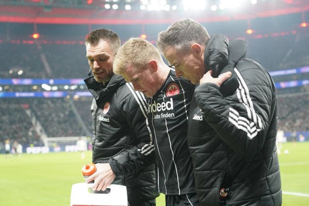 Jonathan Burkardt Eintracht Frankfurt, 09 is injured, is treated and substituted Frankfurt 26 11 2025 Eintracht Frankfurt vs Atalanta Bergamon, Deutsche Bank Park, Champions League matchday 5