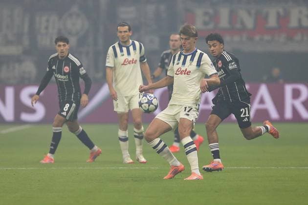 Frankfurt Main, Hesse, Germany, 26 11 2025 Waldstadion Deutsche Bank Park UEFA Champions League 2025 26 Eintracht Frankfurt Atalanta Bergamo Charles de Ketelaere 17, Atalanta on the ball, behind him among others Fares Chaibi 8, Eintracht Frankfurt and Nathaniel Brown 21, Eintracht Frankfurt Copyright: xdtsxNachrichtenagenturx dts_95323