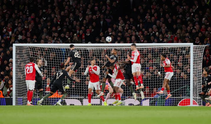 Champions League 2025 26 League Stage Arsenal v Bayern Munich Emirates Stadium 26.11.2025 Jurrien Timber of Arsenal heads at goal Champions League 2025 26 League Stage Arsenal v Bayern Munich Emirates Stadium 26.11.2025 Photograph By Marc Aspland The Times  Copyright: xMarcxAsplandx NINTCHDBPICT001041281216