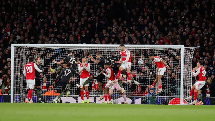Champions League 2025 26 League Stage Arsenal v Bayern Munich Emirates Stadium 26.11.2025 Jurrien Timber of Arsenal heads at goal Champions League 2025 26 League Stage Arsenal v Bayern Munich Emirates Stadium 26.11.2025 Photograph By Marc Aspland The Times  Copyright: xMarcxAsplandx NINTCHDBPICT001041281235