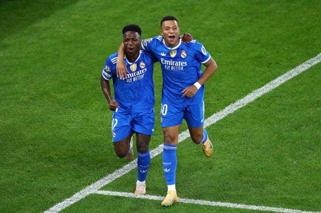 UEFA Champions League, Olympiacos Piraeus vs Real Madrid - Kylian Mbappe of Real Madrid celebrates with his teamate Vinicius Junior after scoring the 2-4 during the UEFA Champions League Phase matchday 5 soccer match between Olympiacos Piraeus and Real Madrid held at Georgios Karaiskakis Stadium in Piraeus, Greece, 26 November 2025. IMAGO ONE INCH PRODUCTIONS PIRAEUS Greece Copyright: xONExINCHxPRODUCTIONSx 6751976