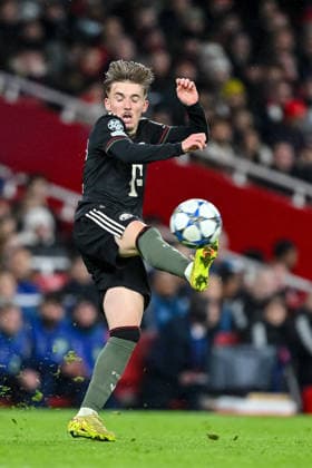 Lennart Karl Bayern Muenchen controls the Ball during the UEFA Champions League 2025 26 League Phase MD5 match between Arsenal FC and FC Bayern München at Arsenal Stadium on November 26, 2025 in London, United Kingdom Photo by Harry Langer DeFodi Images