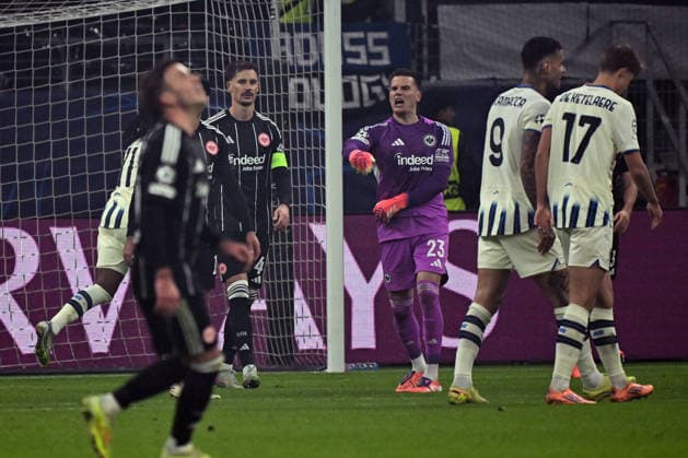 26 11 2025, xjhx, Football UEFA Champions League, Eintracht Frankfurt Atalanta Bergamo v l Robin Koch Eintracht Frankfurt Michael Zetterer Eintracht Frankfurt Disappointed, sad, frustrated DFL DFB REGULATIONS PROHIBIT ANY USE OF PHOTOGRAPHS as IMAGE SEQUENCES and or QUASI VIDEO Frankfurt am Main