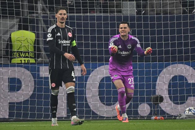 26 11 2025, xjhx, Football UEFA Champions League, Eintracht Frankfurt Atalanta Bergamo v l Michael Zetterer Eintracht Frankfurt Disappointed, sad, frustrated Robin Koch Eintracht Frankfurt DFL DFB REGULATIONS PROHIBIT ANY USE OF PHOTOGRAPHS as IMAGE SEQUENCES and or QUASI VIDEO Frankfurt am Main