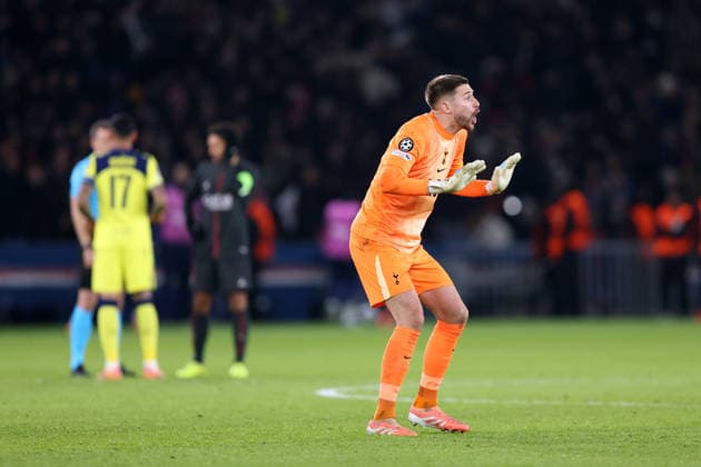 PSG gegen Tottenham 26. November 2025, Paris UEFA Champions League Paris Saint German gegen Tottenham Hotspur Tottenham Hotspur-Torhüter Guglielmo Vicario protestiert gegen das dritte Tor für PSG Foto Charlotte Wilson Abseits Paris Frankreich  Copyright: xCharlottexWilsonx xOffsidexOffside