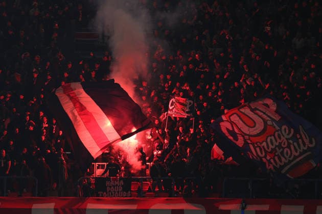 PSG gegen Tottenham 26. November 2025, Paris UEFA Champions League Paris Saint German gegen Tottenham Hotspur PSG-Fans feiern mit einer roten Fackel Foto Charlotte Wilson Abseits Paris Frankreich  Copyright: xCharlottexWilsonx xOffsidexOffside
