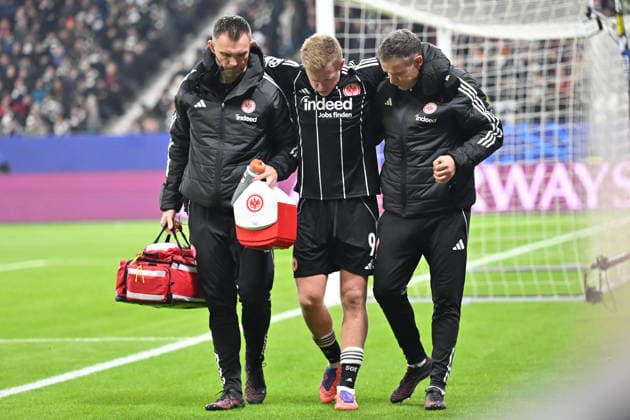 Soccer UEFA Champions League Matchday 5 Eintracht Frankfurt Atalanta Bergamo on 26 11 2025 at Deutsche Bank Park in Frankfurt Jonathan Burkardt Frankfurt has to be substituted due to injury xJKx