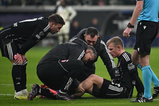 26 11 2025, xpsx, football UEFA Champions League, Eintracht Frankfurt Atalanta Bergamo v l Jonathan Jonny Burkardt Eintracht Frankfurt injured, injury, pain, pain Mario Götze Goetze Eintracht Frankfurt DFL DFB REGULATIONS PROHIBIT ANY USE OF PHOTOGRAPHS as IMAGE SEQUENCES and or QUASI VIDEO Frankfurt am Main