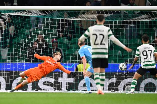 Sporting CP v Club Brugge - UEFA Champions League LISBON, PORTUGAL - NOVEMBER 26 : Trincao Francisco forward of Sporting CP scores the 3-0, Jackers Nordin goalkeeper of Club Brugge miss the ball during the UEFA Champions League 2025 26 League Phase MD5 match between Sporting CP and Club Brugge on November 26, 2025 in Lisbon, Portugal, 26 11 2025 Lisbon Portugal  Copyright: xNicoxVereeckenx