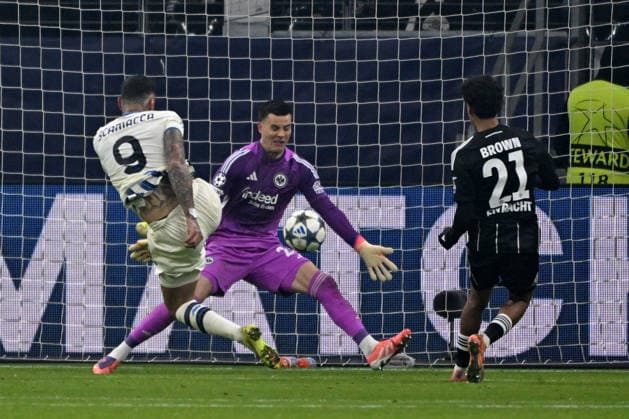 26 11 2025, xpsx, Football UEFA Champions League, Eintracht Frankfurt Atalanta Bergamo v l Gianluca Scamacca Atalanta Bergamo Michael Zetterer Eintracht Frankfurt Nathaniel Brown Eintracht Frankfurt DFL DFB REGULATIONS PROHIBIT ANY USE OF PHOTOGRAPHS as IMAGE SEQUENCES and or QUASI VIDEO Frankfurt am Main