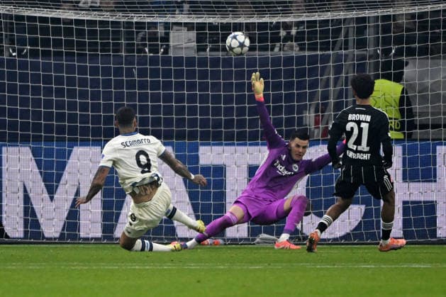 26 11 2025, xpsx, Football UEFA Champions League, Eintracht Frankfurt Atalanta Bergamo v l Gianluca Scamacca Atalanta Bergamo Michael Zetterer Eintracht Frankfurt Nathaniel Brown Eintracht Frankfurt DFL DFB REGULATIONS PROHIBIT ANY USE OF PHOTOGRAPHS as IMAGE SEQUENCES and or QUASI VIDEO Frankfurt am Main