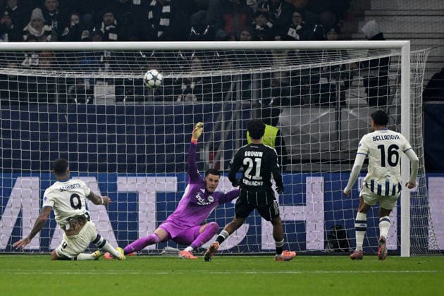 26 11 2025, xpsx, Football UEFA Champions League, Eintracht Frankfurt Atalanta Bergamo v l Gianluca Scamacca Atalanta Bergamo Michael Zetterer Eintracht Frankfurt Nathaniel Brown Eintracht Frankfurt Raoul Bellanova Atalanta Bergamo DFL DFB REGULATIONS PROHIBIT ANY USE OF PHOTOGRAPHS as IMAGE SEQUENCES and or QUASI VIDEO Frankfurt am Main