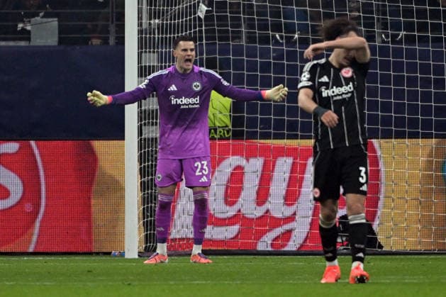 26 11 2025, xpsx, Football UEFA Champions League, Eintracht Frankfurt Atalanta Bergamo v l Michael Zetterer Eintracht Frankfurt Disappointed, sad, frustrated Arthur Theate Eintracht Frankfurt DFL DFB REGULATIONS PROHIBIT ANY USE OF PHOTOGRAPHS as IMAGE SEQUENCES and or QUASI VIDEO Frankfurt am Main