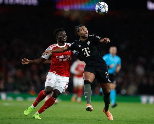Bukayo Saka of Arsenal and Serge Gnabry of Bayern Munich compete for the ball Arsneal v Bayern Munich Munic, Football, UEFA Champions League, Emirates Stadium, Islington, London, UK - 26 11 2025 Editorial use only  Copyright: xMattxImpey Shutterstockx 15944435f