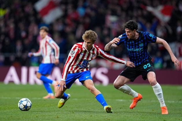 November 26, 2025, Madrid, Madrid, Spain: Pablo Barrios of Atletico de Madrid and Alessandro Bastoni of FC Internazionale Milano compete for the ball during the UEFA Champions League 2025 26 League Phase MD5 match between Atletico de Madrid and FC Internazionale Milano at Riyadh Air Metropolitano on November 26, 2025, in Madrid, Spain. Madrid Spain - ZUMAa181 20251126_zaa_a181_302 Copyright: xDennisxAgyemanx
