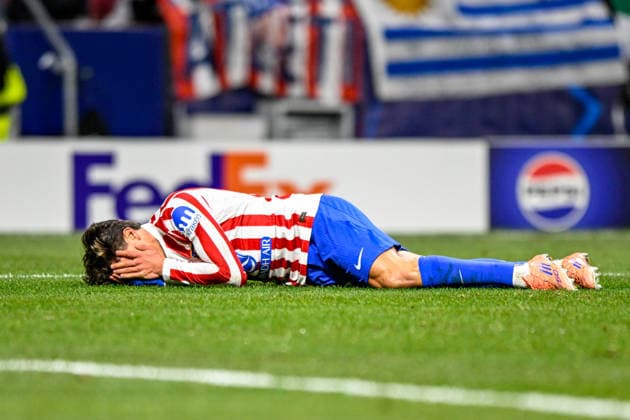 2025-11-26 Atletico de Madrid v FC Internazionale Milano - UEFA Champions League 2025 26 League Phase MD5 MADRID, SPAIN - NOVEMBER 26: Giuliano Simeone of Atletico de Madrid lies on the ground with an injury during the UEFA Champions League 2025 26 League Phase MD5 match between Atletico de Madrid and FC Internazionale Milano at Estadio Metropolitano on November 26, 2025 in Madrid, Spain. (Photo by Pablo Morano BSR Agency) Madrid Spain Content not available for redistribution in The Netherlands directly or indirectly through any third parties. Copyright: xBSRxAgencyx