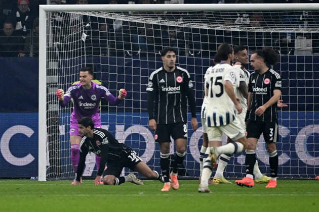 26 11 2025, xpsx, Football UEFA Champions League, Eintracht Frankfurt Atalanta Bergamo v l Michael Zetterer Eintracht Frankfurt Mahmoud Dahoud Eintracht Frankfurt Disappointed, sad, frustrated DFL DFB REGULATIONS PROHIBIT ANY USE OF PHOTOGRAPHS as IMAGE SEQUENCES and or QUASI VIDEO Frankfurt am Main