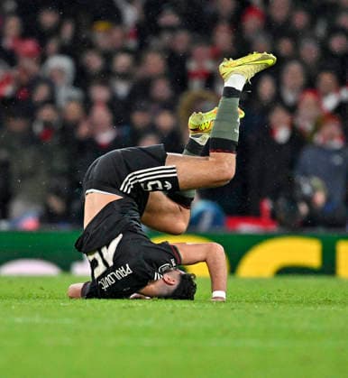 26 11 2025, Football UEFA Championsleague 2025 2026 Preliminary Round 5 Matchday, FC Arsenal FC Bayern Munich, at Emirates Stadium London England Aleksandar Pavlovic Bayern Munich kugel am Boden DFL and DFB regulations prohibit any use of photographs as image sequences and or quasi video