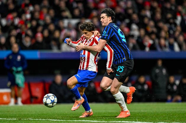2025-11-26 Atletico de Madrid v FC Internazionale Milano - UEFA Champions League 2025 26 League Phase MD5 MADRID, SPAIN - NOVEMBER 26: Alessandro Bastoni of FC Internazionale Milano battles for possession with Giuliano Simeone of Atletico de Madrid during the UEFA Champions League 2025 26 League Phase MD5 match between Atletico de Madrid and FC Internazionale Milano at Estadio Metropolitano on November 26, 2025 in Madrid, Spain. (Photo by Pablo Morano BSR Agency) Madrid Spain Content not available for redistribution in The Netherlands directly or indirectly through any third parties. Copyright: xBSRxAgencyx