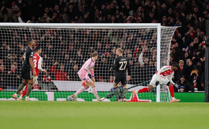 Champions League 2025 26 League Stage Arsenal v Bayern Munich Emirates Stadium 26.11.2025 Noni Madueke of Arsenal scores and celebrates 2-1 Champions League 2025 26 League Stage Arsenal v Bayern Munich Emirates Stadium 26.11.2025 Photograph By Marc Aspland The Times  Copyright: xMarcxAsplandx NINTCHDBPICT001041284455