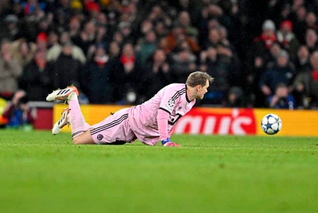 26 11 2025, Football UEFA Championsleague 2025 2026 Preliminary Round 5 Matchday, FC Arsenal FC Bayern Munich, at Emirates Stadium London England Goalkeeper Manuel Neuer FC Bayern Munich on the ground DFL and DFB regulations prohibit any use of photographs as image sequences and or quasi video