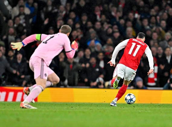 26 11 2025, Football UEFA Championsleague 2025 2026 Preliminary Round 5 Matchday, FC Arsenal FC Bayern Munich, at Emirates Stadium London England Gabriel Martinelli FC Arsenal past goalkeeper Manuel Neuer FC Bayern Munich DFL and DFB regulations prohibit any use of photographs as image sequences and or quasi video