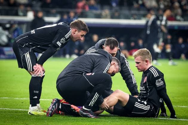 Concerned expression on Jonathan Burkardt 9 Eintracht Frankfurt , who has to be substituted injured, with coaches and Mario Goetze 27 Eintracht Frankfurt , Eintracht Frankfurt vs Atalanta B C , Football, Men, UEFA Champions League, UEFA, Season 2025 2026, Group stage, Matchday 5, Matchday 5, 26 11 2025 Frankfurt Hessen Germany Copyright: xkolbert-press MartinxAgüerax