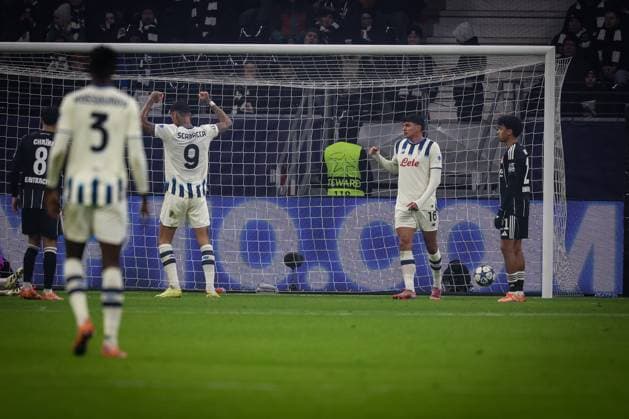 Atlanata B C team celebrating goal after 0 3, disappointment, frustration for Nathaniel Brown 21 Eintracht Frankfurt , Eintracht Frankfurt vs Atalanta B C , Football, Men, UEFA Champions League, UEFA, Season 2025 2026, Group stage, Matchday 5, Matchday 5, 26 11 2025 Frankfurt Hessen Germany Copyright: xkolbert-press MartinxAgüerax