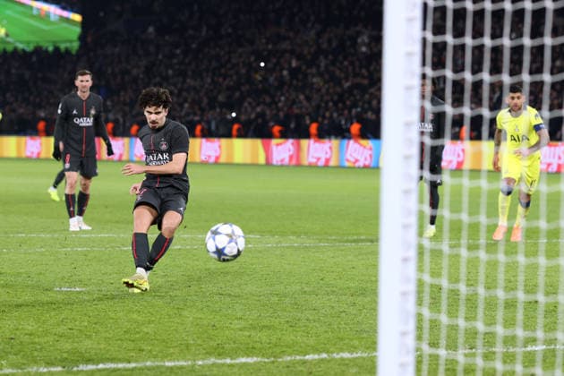 PSG gegen Tottenham 26. November 2025, Paris UEFA Champions League Paris Saint German gegen Tottenham Hotspur Vitinha von PSG erzielt sein drittes Tor aus einem Elfmeter Foto Charlotte Wilson Abseits Paris Frankreich  Copyright: xCharlottexWilsonx xOffsidexOffside