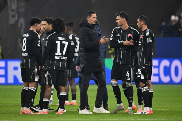 26 11 2025, xjhx, Football UEFA Champions League, Eintracht Frankfurt Atalanta Bergamo v l Fares Chaibi Eintracht Frankfurt Elye Wahi Eintracht Frankfurt Coach Dino Toppmöller Toppmoeller Eintracht Frankfurt Coach Dino Toppmöller Toppmoeller Eintracht Frankfurt Robin Koch Eintracht Frankfurt Ellyes Skhiri Eintracht Frankfurt Disappointed, sad, frustrated DFL DFB REGULATIONS PROHIBIT ANY USE OF PHOTOGRAPHS as IMAGE SEQUENCES and or QUASI VIDEO Frankfurt am Main