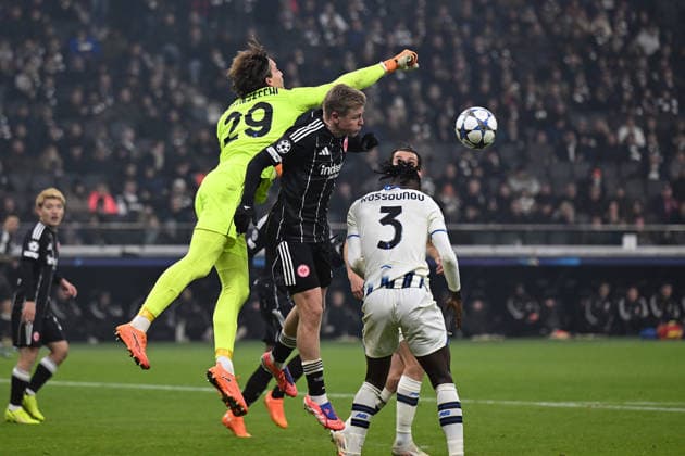 26 11 2025, xpsx, Football UEFA Champions League, Eintracht Frankfurt Atalanta Bergamo v l Marco Carnesecchi Atalanta Bergamo Jonathan Jonny Burkardt Eintracht Frankfurt Zweikampf, Aktion, action, battle for the ball der zur Verletzung führte DFL DFB REGULATIONS PROHIBIT ANY USE OF PHOTOGRAPHS as IMAGE SEQUENCES and or QUASI VIDEO Frankfurt am Main