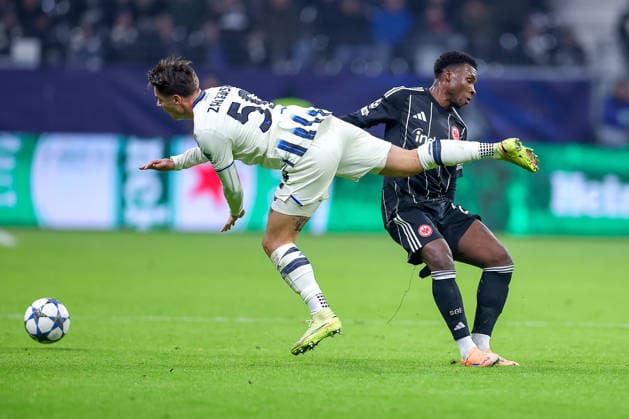 26 11 2025, Football, UEFA Champions League, Eintracht Frankfurt Atalanta Bergamo, Deutsche Bank Park Frankfurt am Main , Matchday 5, Season 2025 2026 Aurelio Buta Eintracht Frankfurt 24 in duel against Nicola Zalewski Atalanta Bergamo 59 Regulations prohibit any use of photographs as image sequences and or quasi video Hessen Germany