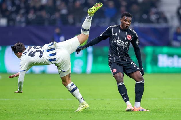 26 11 2025, Football, UEFA Champions League, Eintracht Frankfurt Atalanta Bergamo, Deutsche Bank Park Frankfurt am Main , Matchday 5, Season 2025 2026 Aurelio Buta Eintracht Frankfurt 24 in duel against Nicola Zalewski Atalanta Bergamo 59 Regulations prohibit any use of photographs as image sequences and or quasi video Hessen Germany