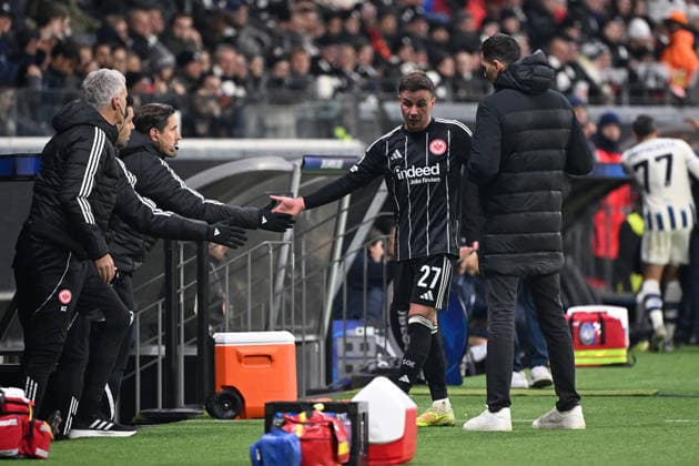 26 11 2025, xjhx, Football UEFA Champions League, Eintracht Frankfurt Atalanta Bergamo v l Mario Götze Goetze Eintracht Frankfurt Coach Dino Toppmöller Toppmoeller Eintracht Frankfurt Disappointed, sad, frustrated DFL DFB REGULATIONS PROHIBIT ANY USE OF PHOTOGRAPHS as IMAGE SEQUENCES and or QUASI VIDEO Frankfurt am Main