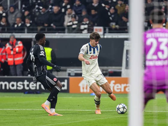 Charles De Ketelaere Atalanta Bergamo, 17 on the ball against Michy Batshuayi Eintracht Frankfurt,30 UEFA Champions League, Matchday 5 Eintracht Frankfurt Atalanta BC on 26 11 25 at Deutsche Bank Park, Frankfurt Frankfurt Deutsche Bank Park Frankfurt Germany Copyright: xAlfioxMarinox
