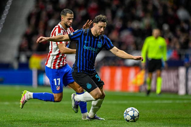 2025-11-26 Atletico de Madrid v FC Internazionale Milano - UEFA Champions League 2025 26 League Phase MD5 MADRID, SPAIN - NOVEMBER 26: David Hancko of Atletico de Madrid battles for possession with Carlos Augusto of FC Internazionale Milano during the UEFA Champions League 2025 26 League Phase MD5 match between Atletico de Madrid and FC Internazionale Milano at Estadio Metropolitano on November 26, 2025 in Madrid, Spain. (Photo by Pablo Morano BSR Agency) Madrid Spain Content not available for redistribution in The Netherlands directly or indirectly through any third parties. Copyright: xBSRxAgencyx