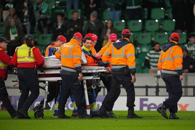 Club s goalkeeper Nordin Jackers leaves the pitch after being injured during a soccer game between Portuguese Sporting Clube de Portugal and Belgian Club Brugge KV, on Wednesday 26 November 2025 in Lisboa, Portugal, on day five of the League phase of the UEFA Champions League tournament. JOMAxGARCIAxIxGISBERT  x144509903x