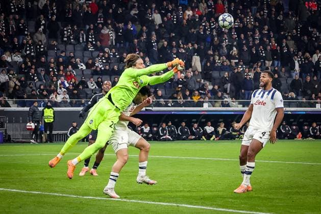 Parade by Marco Carnesecchi 29 Atalanta B C , Issak Hien 4 Atalanta B C watches, Eintracht Frankfurt vs Atalanta B C , Football, Men, UEFA Champions League, UEFA, Season 2025 2026, Group stage, Matchday 5, 5 Matchday, 26 11 2025 Frankfurt Hessen Germany Copyright: xkolbert-press MartinxAgüerax