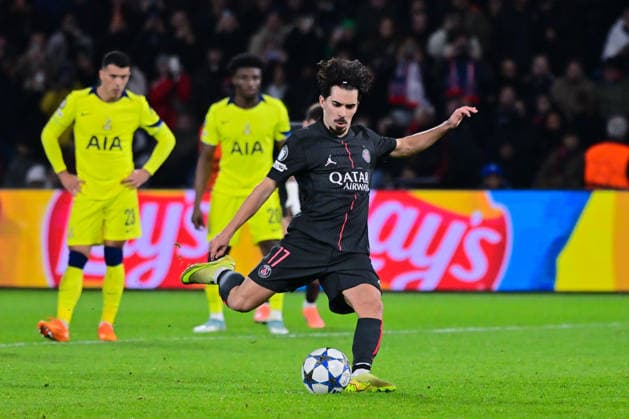 FOOTBALL : PSG vs Tottenham - Ligue des Champions - 26 11 2025 Vitinha Vitor Machado ( 17 - PSG ) scores his penalty during the UEFA Champions League match between Paris Saint Germain and Tottenham Hotspur FC at Parc Des Princes on November 26 , 2025 in Paris, France. ( Photo by Federico Pestellini PsnewZ ) ParisFrance  Copyright: xFedericoxPestellinix
