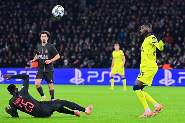 FOOTBALL : PSG vs Tottenham - Ligue des Champions - 26 11 2025 TAVARES Nuno MENDES ( 25 - PSG ) and Randal Kolo Muani ( 39 - Tottenham ) during the UEFA Champions League match between Paris Saint Germain and Tottenham Hotspur FC at Parc Des Princes on November 26 , 2025 in Paris, France. ( Photo by Federico Pestellini PsnewZ ) ParisFrance  Copyright: xFedericoxPestellinix