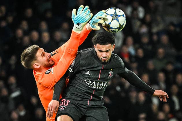 November 26, 2025, Paris, France, France: GUGLIELMO VICARIO of Tottenham Hotspur and WARREN ZAIRE-EMERY of PSG during the UEFA Champions League, League Phase MD5 match between Paris Saint-Germain and Tottenham Hotspur at Parc des Princes Stadium. PSG won 5:3. Paris France - ZUMAm308 20251126_zsp_m308_002 Copyright: xMatthieuxMirvillex