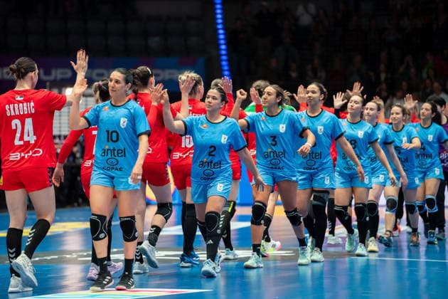 Handball I Women I World Championship I Preliminary round I Matchday 1 I Serbia Uruguay I 26 11 2025 The players after the match Viviana Ferrari Lorence 10, Uruguay , Julieta Pessina Portos 2, Uruguay , Sabrina Grieco Vigna 3, Uruguay Stuttgart Porsche Arena Baden Württemberg Germany Copyright: xLobeca MaxxPetershansx