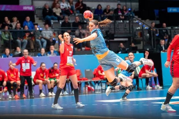 Handball I Women I World Championship I Preliminary round I 1 Matchday I Serbia Uruguay I 26 11 2025 Camila Bianco Castiella 8, Uruguay in the throw Stuttgart Porsche Arena Baden Württemberg Germany Copyright: xLobeca MaxxPetershansx